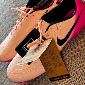 Nike Men Phantom GX Soccer Cleats with Black Swoosh size 9